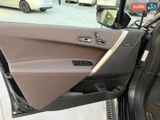 Черный БМВ iX, объемом двигателя 0 л и пробегом 19 тыс. км за 54800 $, фото 12 на Automoto.ua