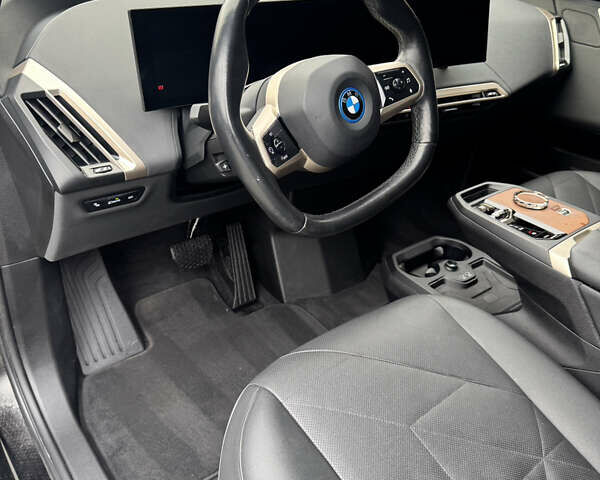 Черный БМВ iX, объемом двигателя 0 л и пробегом 55 тыс. км за 51500 $, фото 6 на Automoto.ua