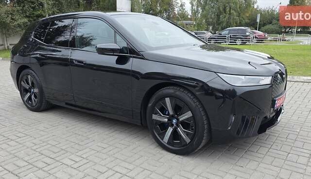 Черный БМВ iX, объемом двигателя 0 л и пробегом 98 тыс. км за 58800 $, фото 13 на Automoto.ua