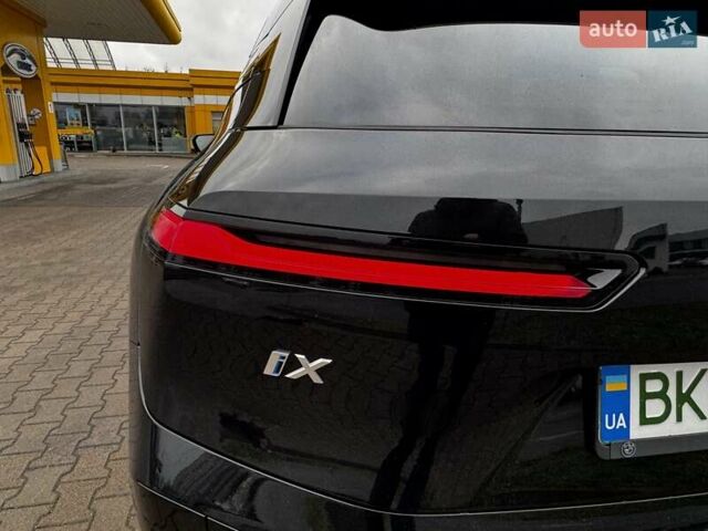 Черный БМВ iX, объемом двигателя 0 л и пробегом 27 тыс. км за 58500 $, фото 18 на Automoto.ua