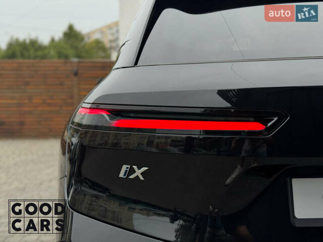 Черный БМВ iX, объемом двигателя 0 л и пробегом 38 тыс. км за 72000 $, фото 9 на Automoto.ua