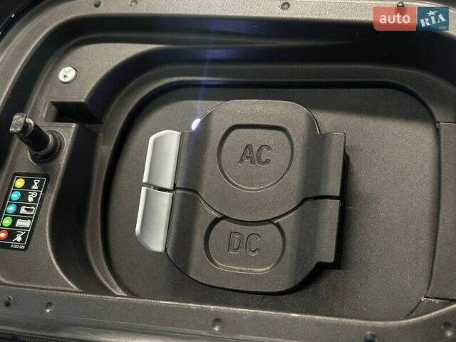 Черный БМВ iX, объемом двигателя 0 л и пробегом 62 тыс. км за 60390 $, фото 10 на Automoto.ua