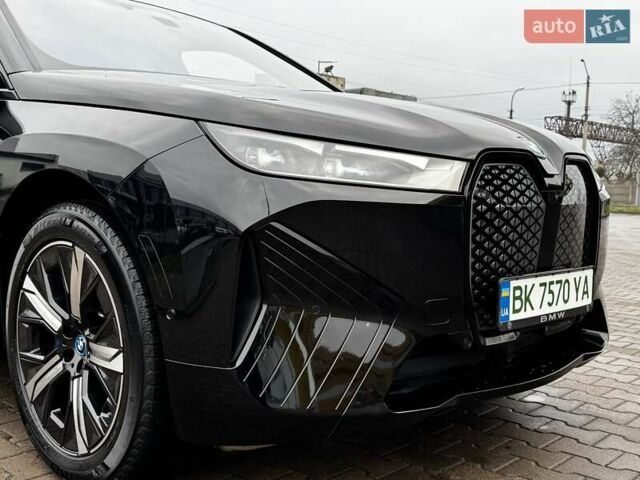 Черный БМВ iX, объемом двигателя 0 л и пробегом 27 тыс. км за 58500 $, фото 9 на Automoto.ua