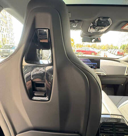 Черный БМВ iX, объемом двигателя 0 л и пробегом 12 тыс. км за 59999 $, фото 8 на Automoto.ua