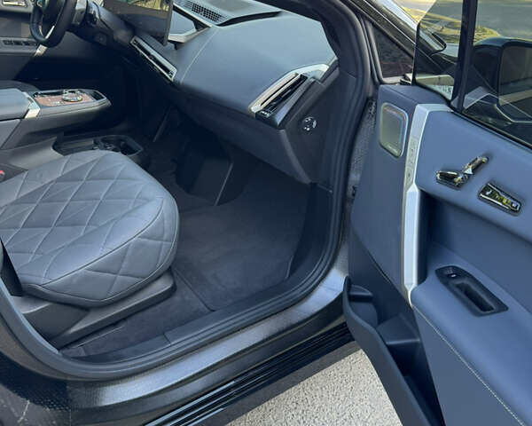 Черный БМВ iX, объемом двигателя 0 л и пробегом 6 тыс. км за 92000 $, фото 30 на Automoto.ua