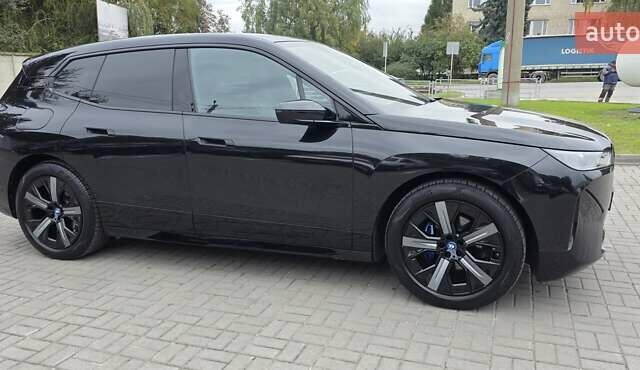 Черный БМВ iX, объемом двигателя 0 л и пробегом 98 тыс. км за 58800 $, фото 15 на Automoto.ua