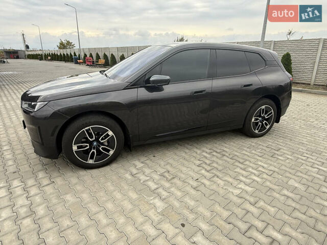 Черный БМВ iX, объемом двигателя 0 л и пробегом 40 тыс. км за 68500 $, фото 2 на Automoto.ua