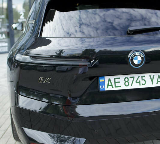 Черный БМВ iX, объемом двигателя 0 л и пробегом 5 тыс. км за 93532 $, фото 11 на Automoto.ua