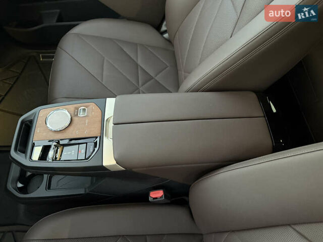 Черный БМВ iX, объемом двигателя 0 л и пробегом 19 тыс. км за 54800 $, фото 16 на Automoto.ua