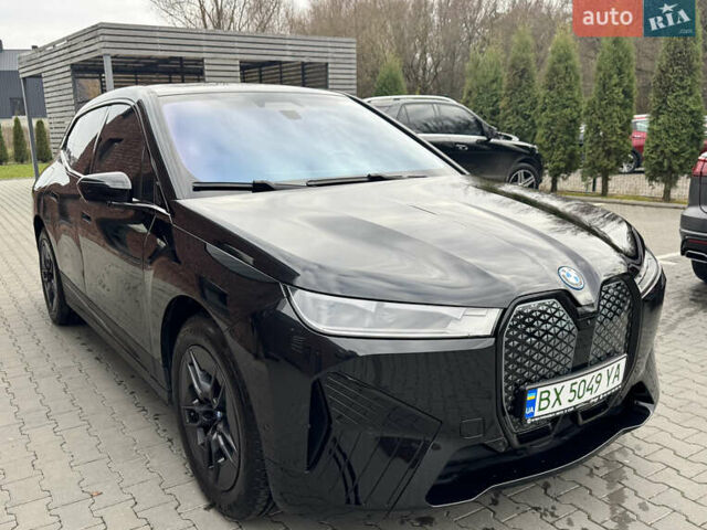 Черный БМВ iX, объемом двигателя 0 л и пробегом 55 тыс. км за 51500 $, фото 1 на Automoto.ua