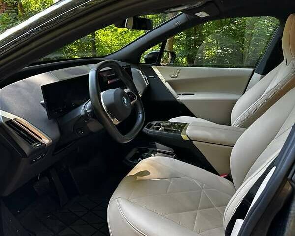 Черный БМВ iX, объемом двигателя 0 л и пробегом 59 тыс. км за 52500 $, фото 10 на Automoto.ua