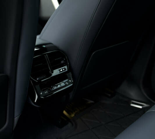 Черный БМВ iX, объемом двигателя 0 л и пробегом 6 тыс. км за 92000 $, фото 32 на Automoto.ua