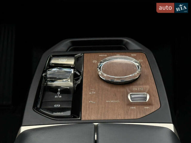 Черный БМВ iX, объемом двигателя 0 л и пробегом 46 тыс. км за 67999 $, фото 30 на Automoto.ua