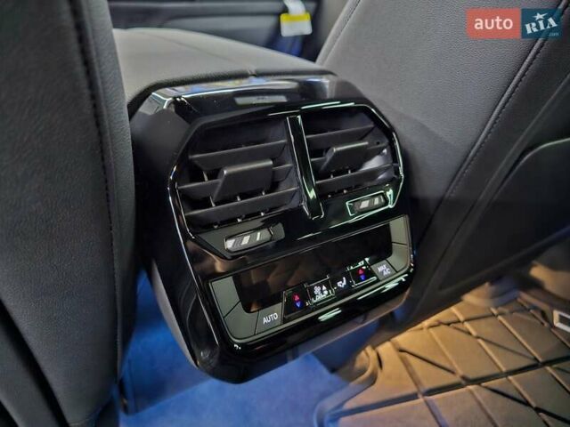 Черный БМВ iX, объемом двигателя 0 л и пробегом 1 тыс. км за 72999 $, фото 44 на Automoto.ua