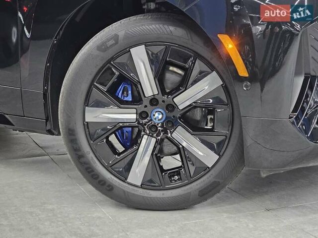 Черный БМВ iX, объемом двигателя 0 л и пробегом 1 тыс. км за 72999 $, фото 10 на Automoto.ua