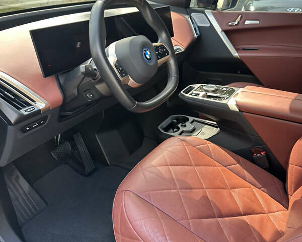 Красный БМВ iX, объемом двигателя 0 л и пробегом 103 тыс. км за 49900 $, фото 4 на Automoto.ua