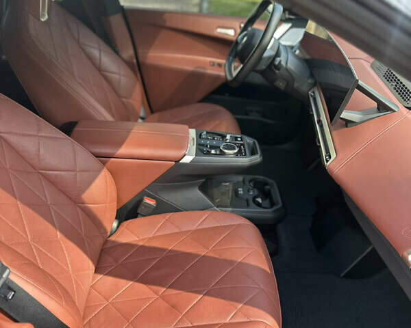 Красный БМВ iX, объемом двигателя 0 л и пробегом 103 тыс. км за 49900 $, фото 12 на Automoto.ua