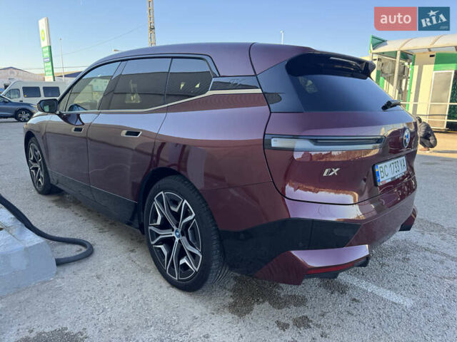 Красный БМВ iX, объемом двигателя 0 л и пробегом 43 тыс. км за 73999 $, фото 4 на Automoto.ua