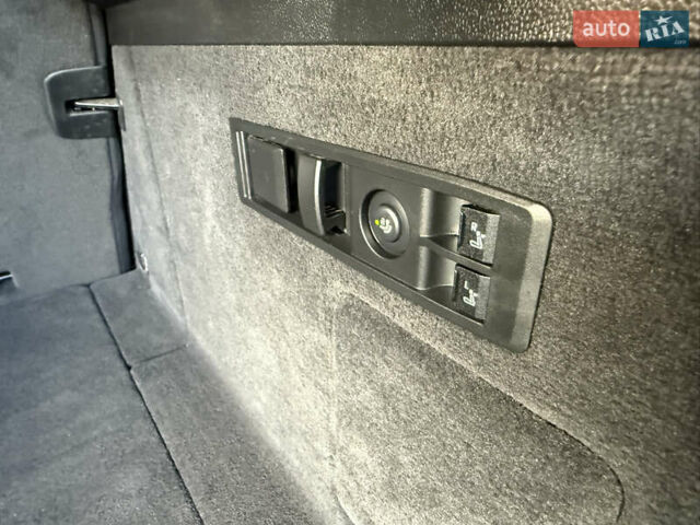 Красный БМВ iX, объемом двигателя 0 л и пробегом 130 тыс. км за 53900 $, фото 23 на Automoto.ua