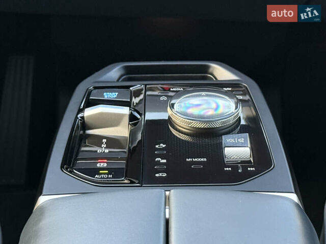 Красный БМВ iX, объемом двигателя 0 л и пробегом 130 тыс. км за 53900 $, фото 2 на Automoto.ua