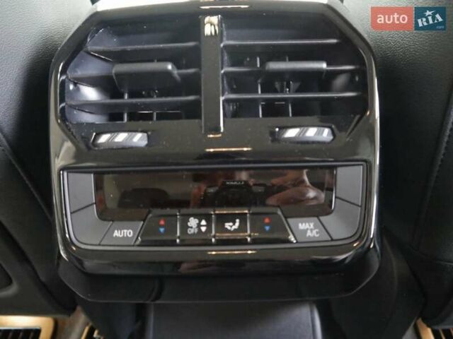 Красный БМВ iX, объемом двигателя 0 л и пробегом 8 тыс. км за 73000 $, фото 5 на Automoto.ua