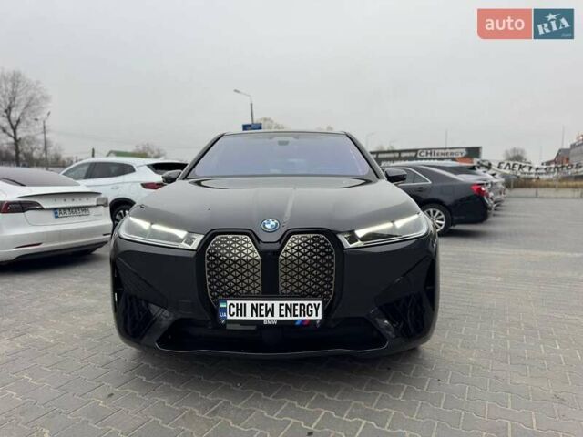 Серый БМВ iX, объемом двигателя 0 л и пробегом 32 тыс. км за 72900 $, фото 4 на Automoto.ua
