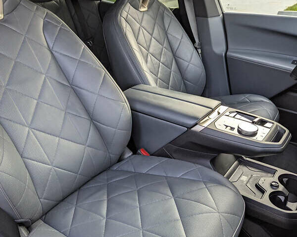 Серый БМВ iX, объемом двигателя 0 л и пробегом 47 тыс. км за 58500 $, фото 38 на Automoto.ua