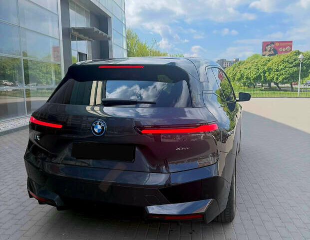 Серый БМВ iX, объемом двигателя 0 л и пробегом 19 тыс. км за 55445 $, фото 1 на Automoto.ua
