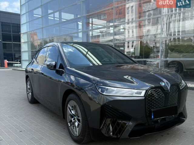 Серый БМВ iX, объемом двигателя 0 л и пробегом 19 тыс. км за 55445 $, фото 2 на Automoto.ua