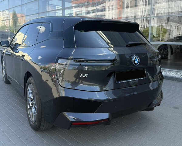 Серый БМВ iX, объемом двигателя 0 л и пробегом 19 тыс. км за 55445 $, фото 4 на Automoto.ua