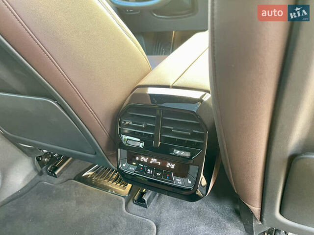 Серый БМВ iX, объемом двигателя 0 л и пробегом 19 тыс. км за 55445 $, фото 19 на Automoto.ua