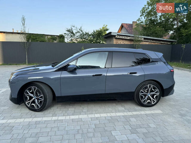 Серый БМВ iX, объемом двигателя 0 л и пробегом 47 тыс. км за 58500 $, фото 2 на Automoto.ua