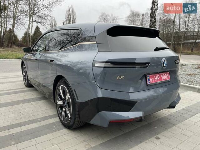 Серый БМВ iX, объемом двигателя 0 л и пробегом 53 тыс. км за 58800 $, фото 3 на Automoto.ua