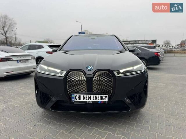 Серый БМВ iX, объемом двигателя 0 л и пробегом 32 тыс. км за 72900 $, фото 2 на Automoto.ua