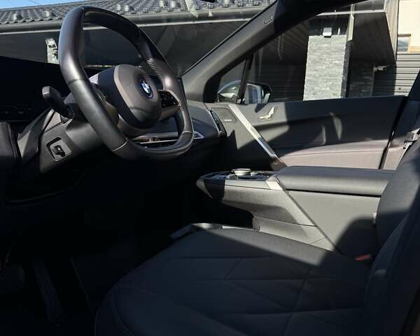 Серый БМВ iX, объемом двигателя 0 л и пробегом 35 тыс. км за 47500 $, фото 52 на Automoto.ua