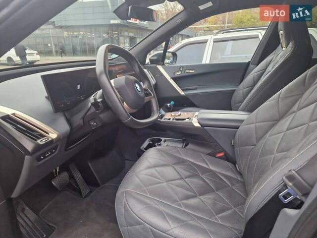 Серый БМВ iX, объемом двигателя 0 л и пробегом 30 тыс. км за 51700 $, фото 13 на Automoto.ua