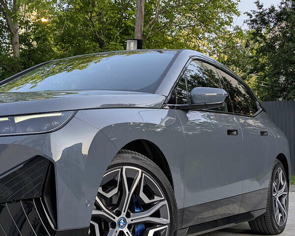Серый БМВ iX, объемом двигателя 0 л и пробегом 47 тыс. км за 58500 $, фото 6 на Automoto.ua