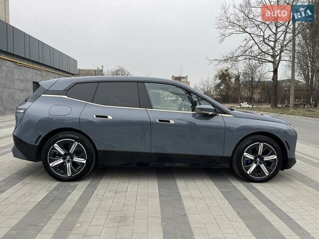 Серый БМВ iX, объемом двигателя 0 л и пробегом 53 тыс. км за 58800 $, фото 4 на Automoto.ua