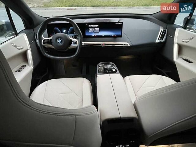 Серый БМВ iX, объемом двигателя 0 л и пробегом 53 тыс. км за 58800 $, фото 20 на Automoto.ua