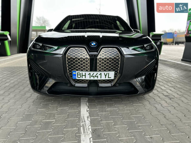 Серый БМВ iX, объемом двигателя 0 л и пробегом 38 тыс. км за 62500 $, фото 5 на Automoto.ua