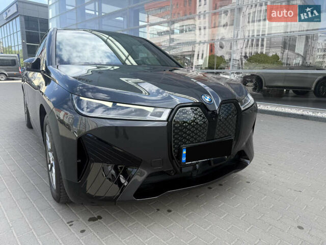 Серый БМВ iX, объемом двигателя 0 л и пробегом 19 тыс. км за 55445 $, фото 3 на Automoto.ua