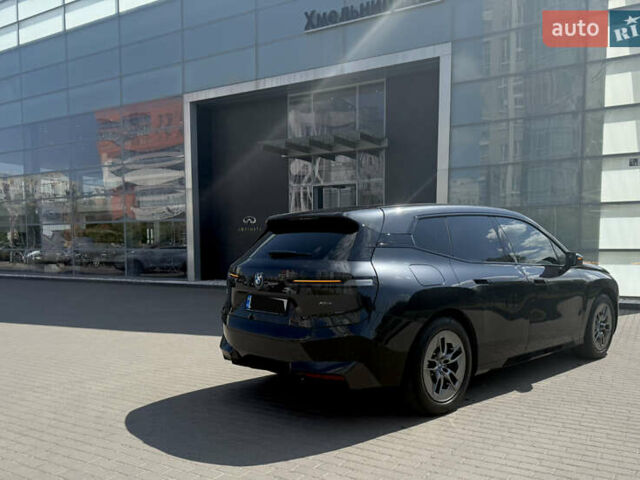 Серый БМВ iX, объемом двигателя 0 л и пробегом 19 тыс. км за 55445 $, фото 12 на Automoto.ua