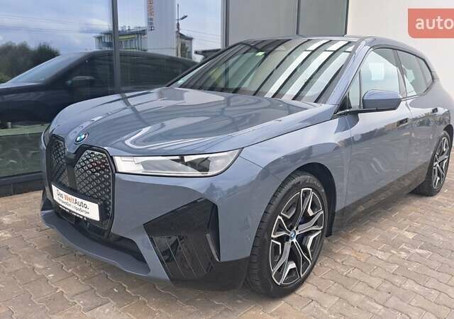 Серый БМВ iX, объемом двигателя 0 л и пробегом 49 тыс. км за 45500 $, фото 5 на Automoto.ua