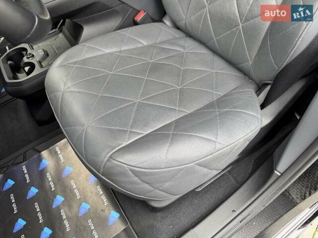 Серый БМВ iX, объемом двигателя 0 л и пробегом 49 тыс. км за 79500 $, фото 17 на Automoto.ua