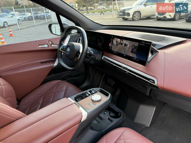 Серый БМВ iX, объемом двигателя 0 л и пробегом 15 тыс. км за 74400 $, фото 38 на Automoto.ua