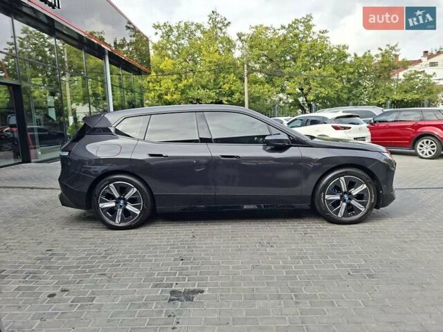 Серый БМВ iX, объемом двигателя 0 л и пробегом 20 тыс. км за 52900 $, фото 2 на Automoto.ua