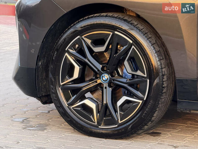 Серый БМВ iX, объемом двигателя 0 л и пробегом 50 тыс. км за 68900 $, фото 12 на Automoto.ua
