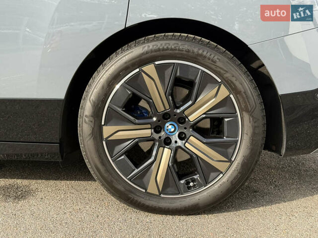 Серый БМВ iX, объемом двигателя 0 л и пробегом 15 тыс. км за 74400 $, фото 14 на Automoto.ua