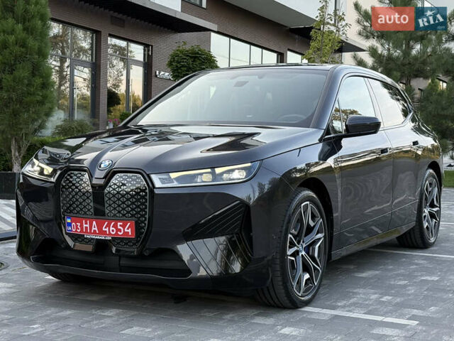 Серый БМВ iX, объемом двигателя 0 л и пробегом 67 тыс. км за 49900 $, фото 2 на Automoto.ua