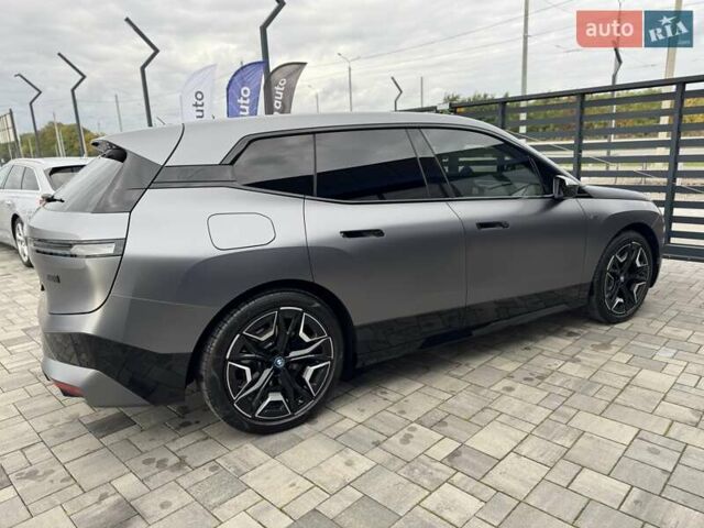 Серый БМВ iX, объемом двигателя 0 л и пробегом 49 тыс. км за 79500 $, фото 2 на Automoto.ua